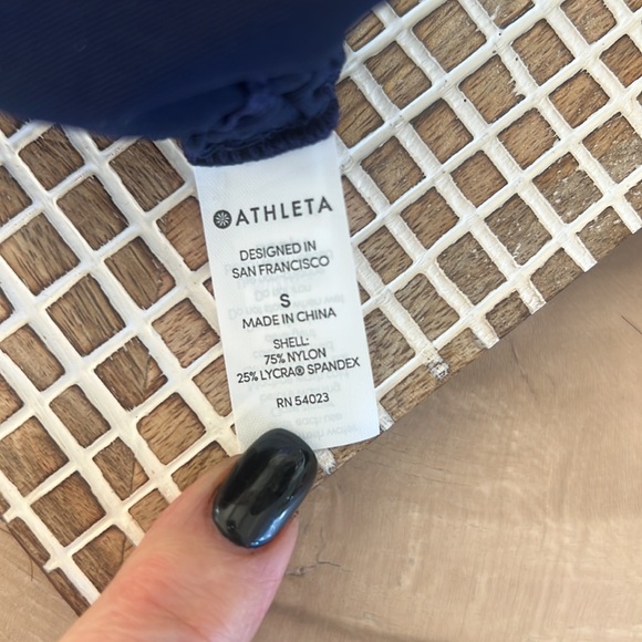 Athleta Tidal Ruched Rashguard - Picture 7 of 9